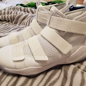 Lebron Soldier XI (11) Size 9! Still have life!!!